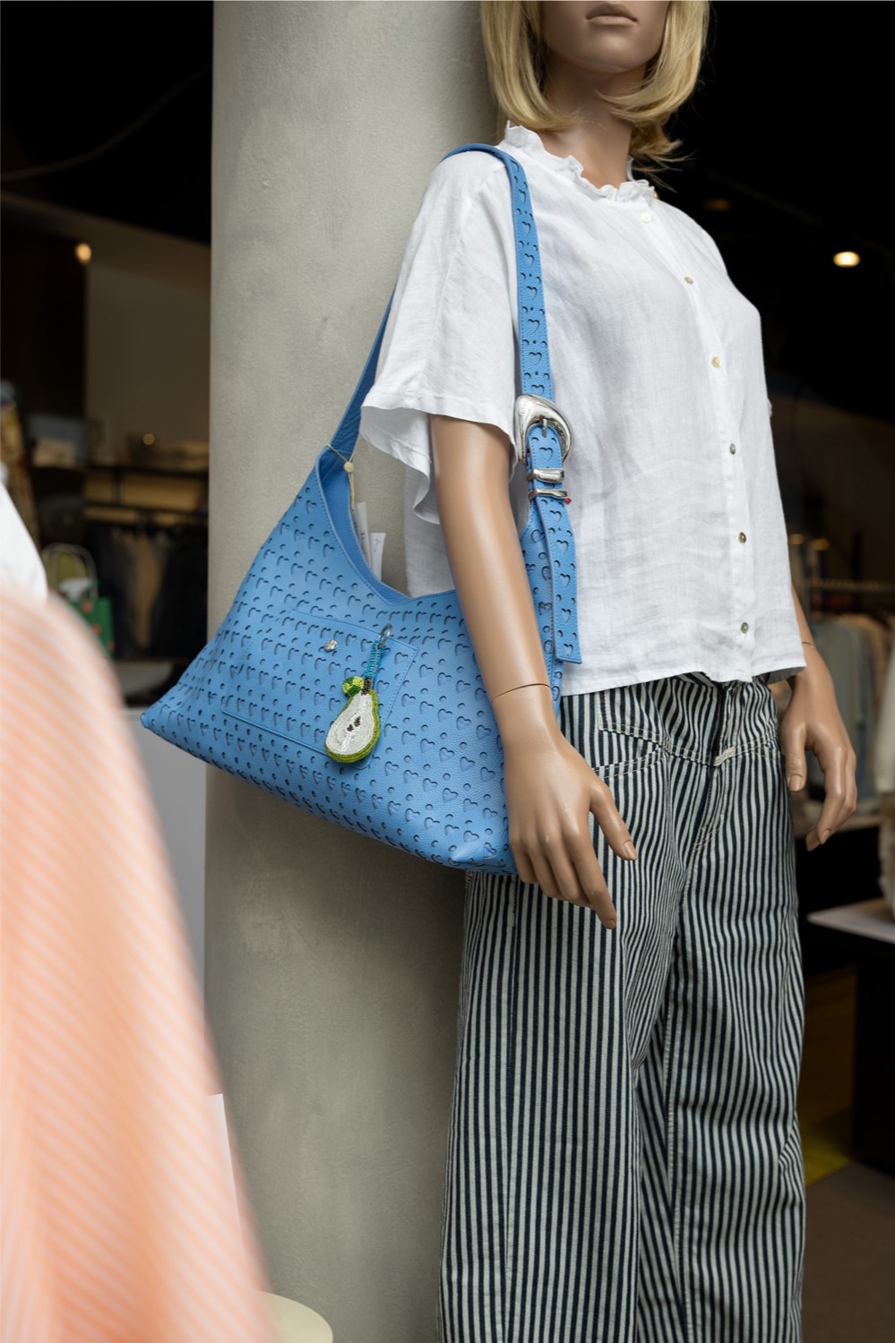 Kompletter Look — weißes Hemd mit Streifenhose