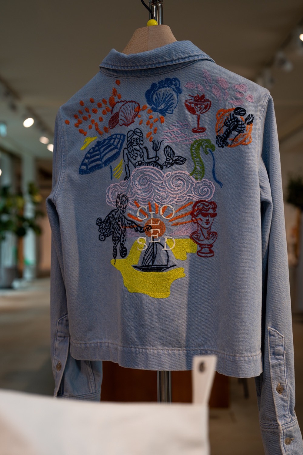 Closed — bestickte Denim-Jacke im Store