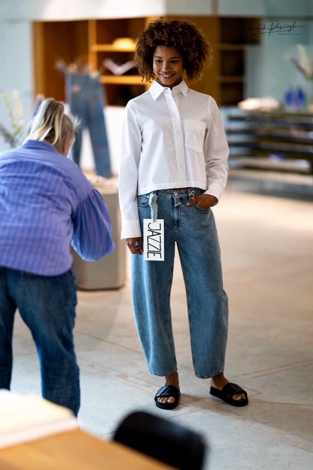 Closed Denim mit weißem Hemd im Store