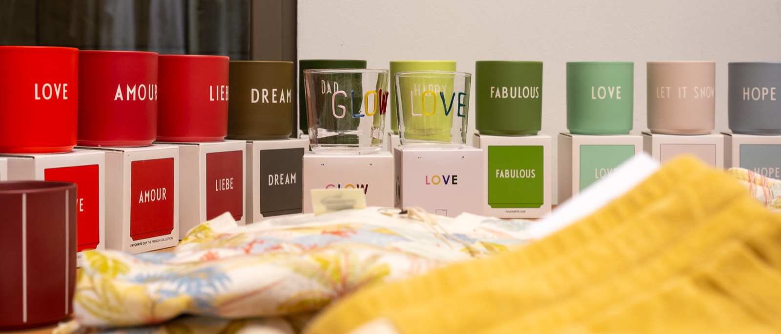 Design Letters Becher in einer Reihe