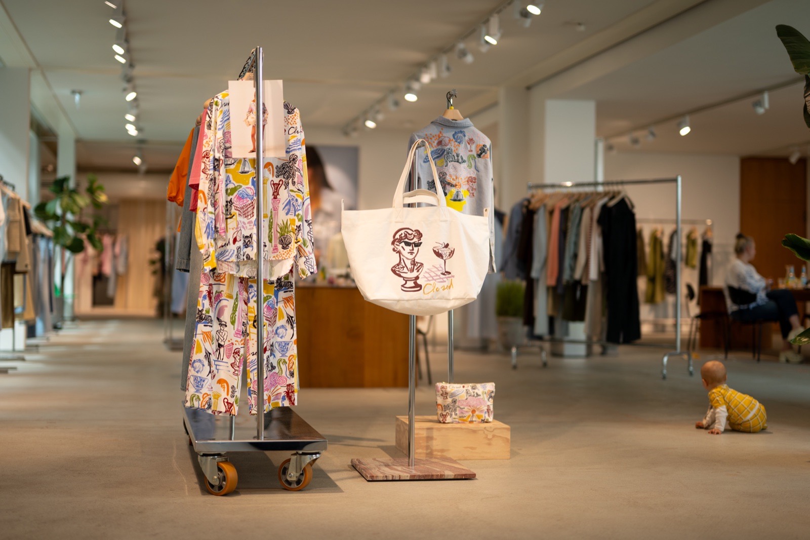 Im Store von Concept Mode 23 — mit krabbelndem Baby