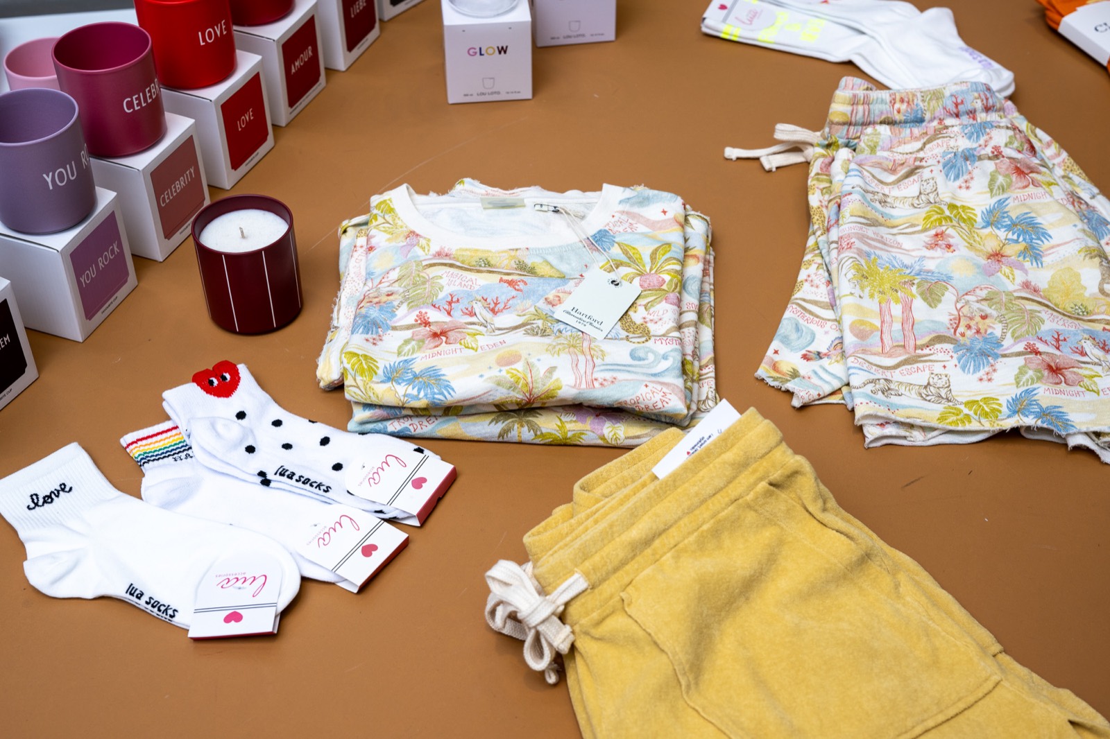 Tisch mit Kerzen, Pyjamas und Socken